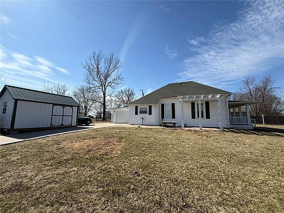 4th image of 1302 Green Dr