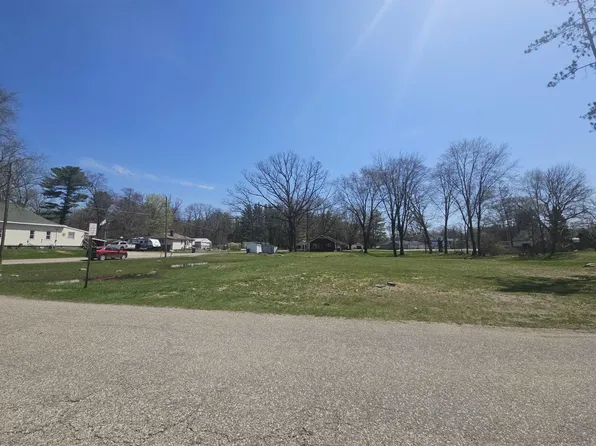 112 N Pine St, Sanford, MI 48657