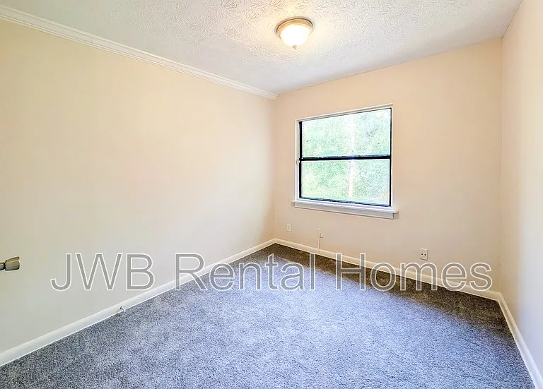 226 Spruce St — Photo 16