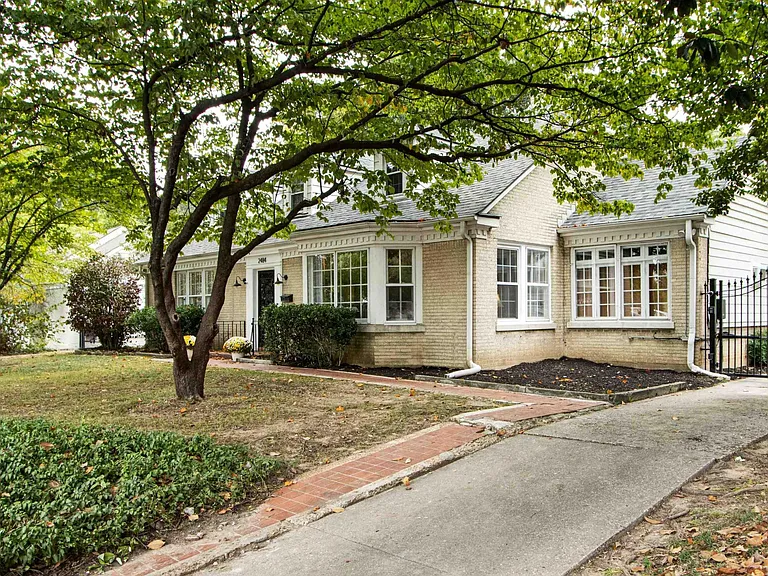 Driveway leading to house