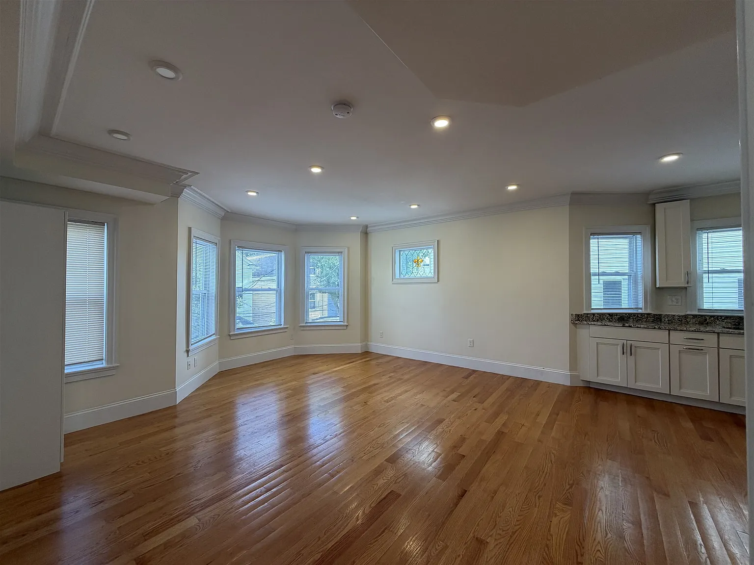 4 bed, 1594 sqft, $5,700 — Photo 3