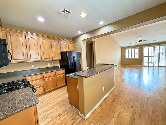 3 bed, 3.0 bath, 1620 sqft, $2,185 — Photo 3