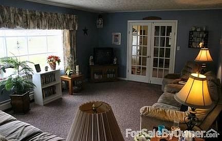 comfy living room with great view : large bay window plus a double window gives this cozy L/R a ligh