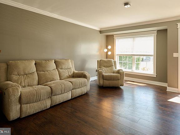 4th image of 209 Pebble Ln