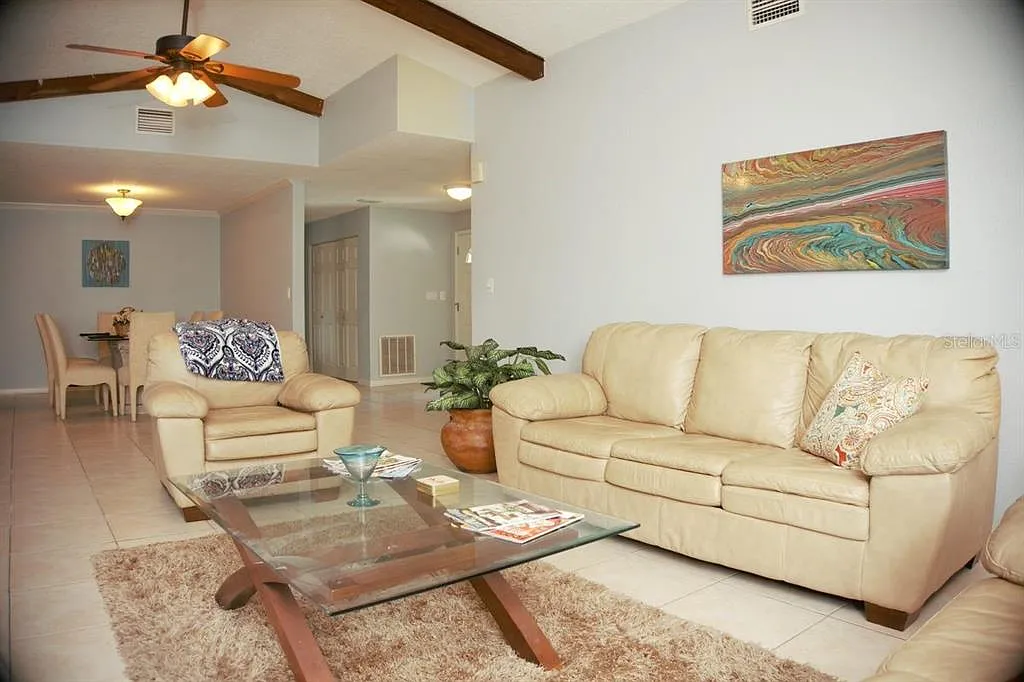 4 bed, 2.0 bath, 2414 sqft, $3,400 — Photo 4