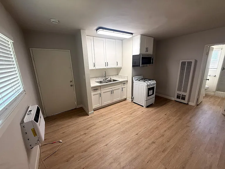 15210 Roscoe — Photo 10