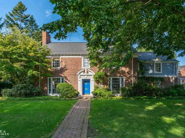 124 Merriweather Rd, Grosse Pointe Farms, MI 48236