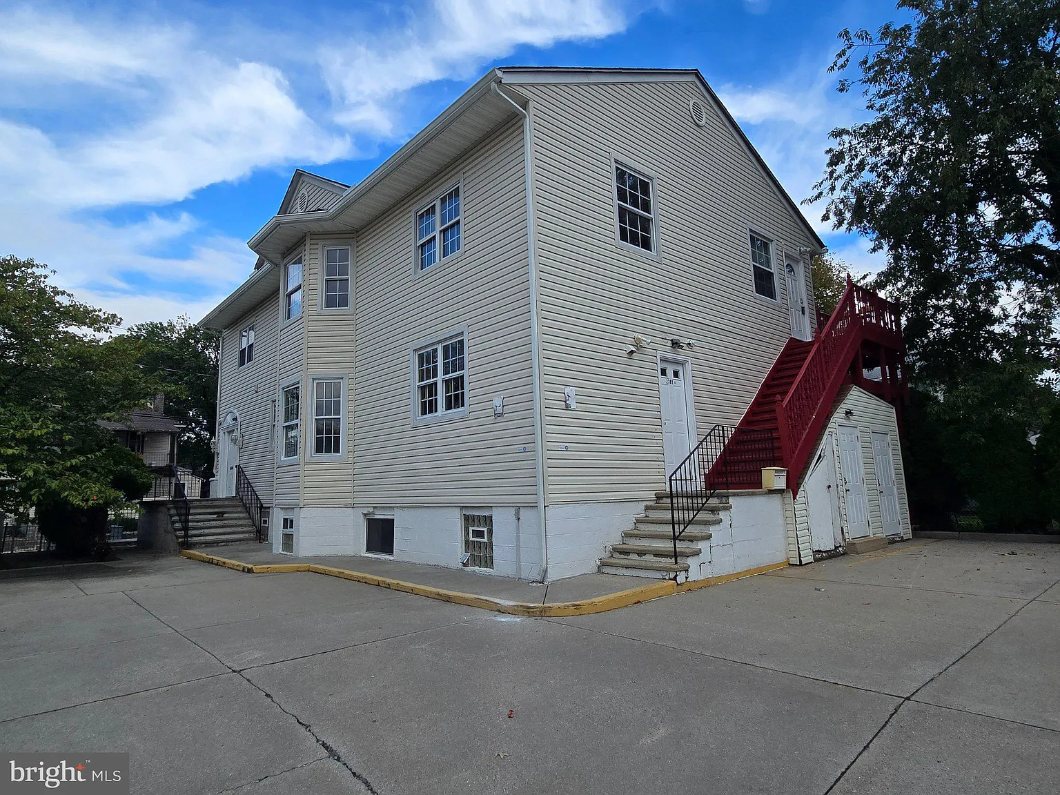 3 bed, 1.5 bath, 2520 sqft, $2,500 — Photo 2