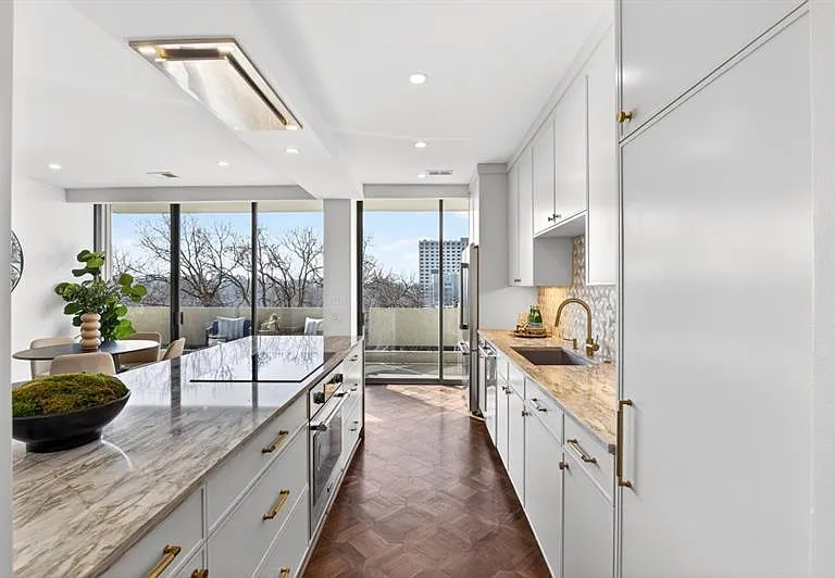 2575 Peachtree Rd NE #7E — Photo 17