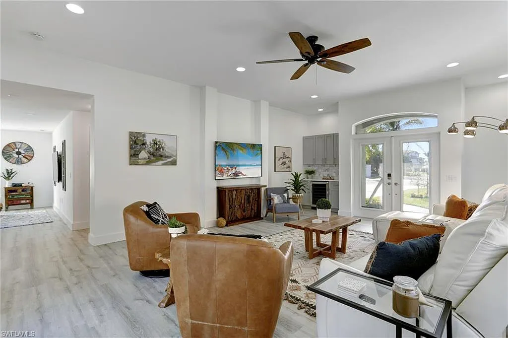 4 bed, 3.0 bath, 2402 sqft, $5,000 — Photo 2