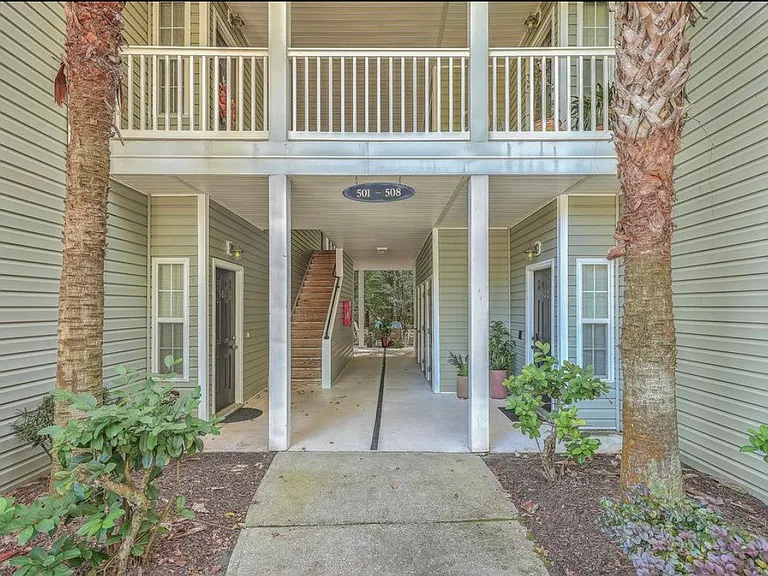 507 S Elgin Ct — Photo 2
