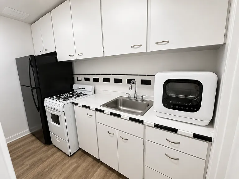 Varsity Management - 809 E. Kingsley — Photo 3