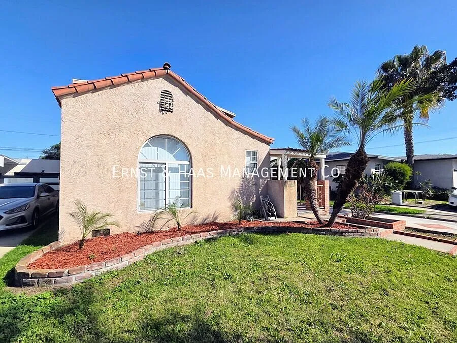 Beautiful 4-Bedroom, 2-Bathroom Home in a Charming North Long Beach Neighborhood! — Photo 2