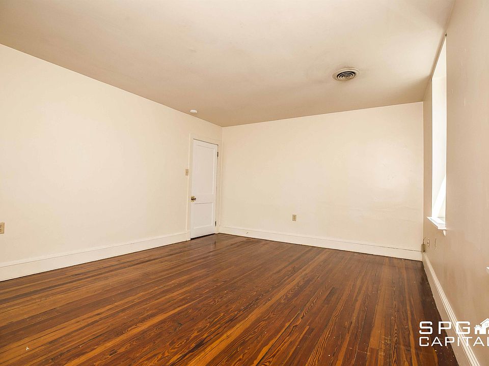 1st image of 9 W King St E