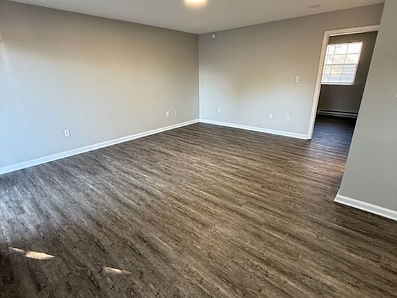 5th image of 705 Four Mile Ave #7