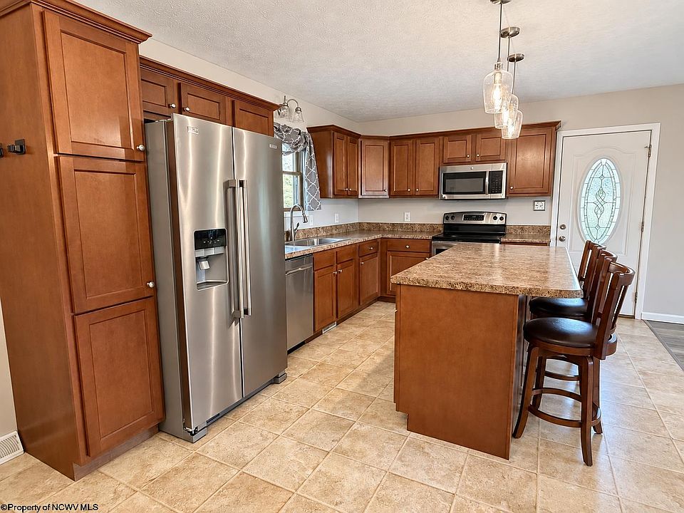 19th image of 13 Silver Maple Ln