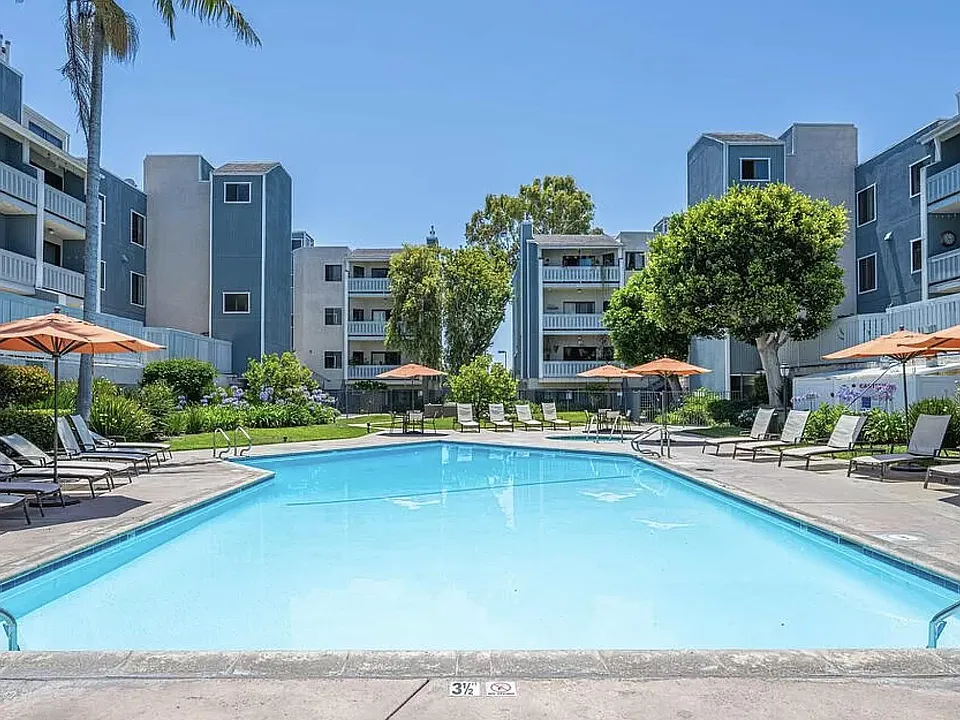 Beautiful community pool with 2 jacuzzis.