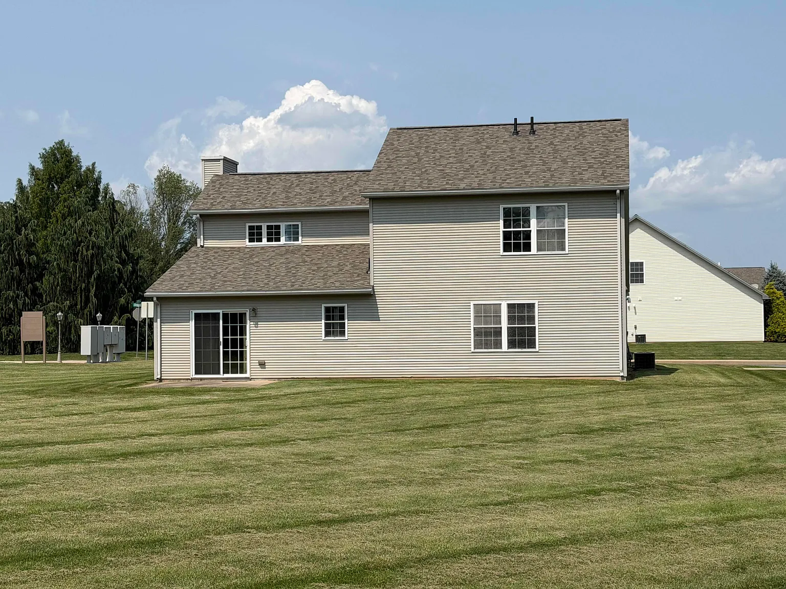 3 bed, 2.5 bath, 2150 sqft, $2,495 — Photo 2