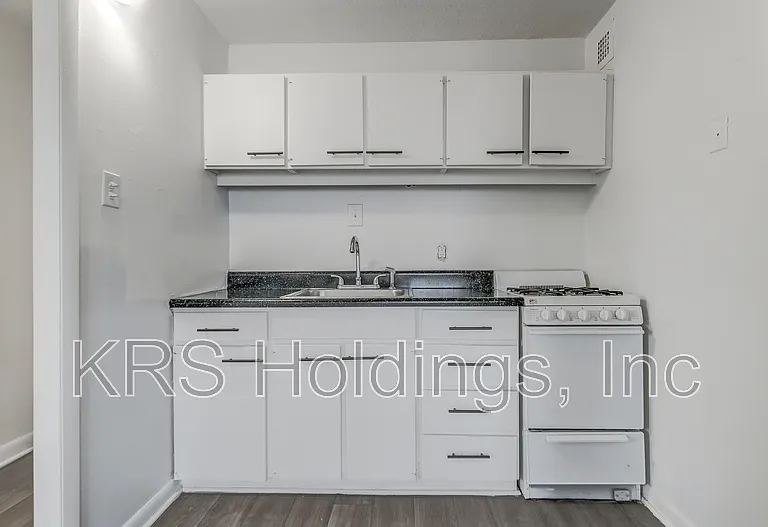 311 W Franklin — Photo 14