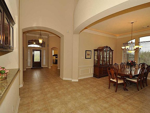  Dining is open to serving bar area!