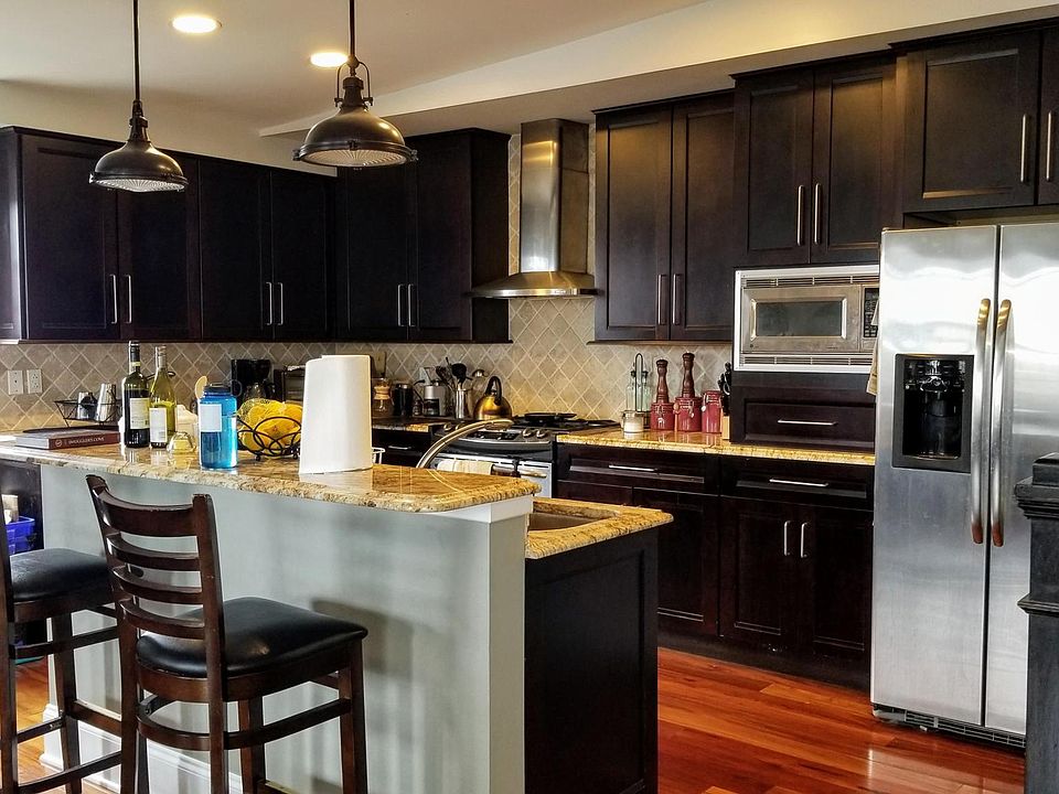 Gourmet kitchen w. 2 sinks