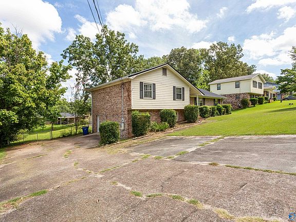 3rd image of 3010 Lakewood Dr