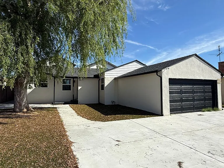 10214 Omelveny Ave — Photo 14
