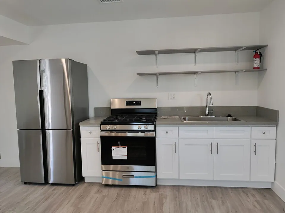 1571 1/2 W 37th Pl