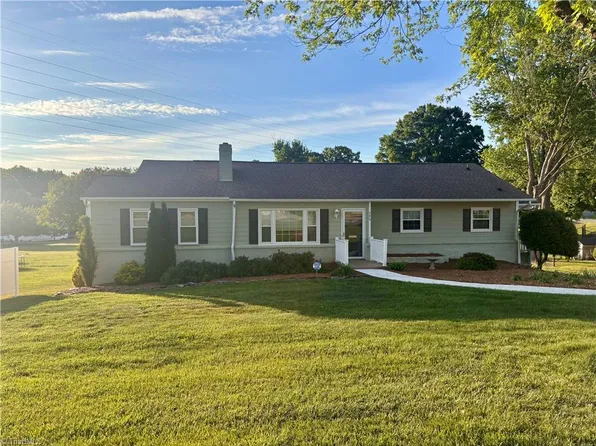 590 N Peace Haven Rd, Winston Salem, NC 27104