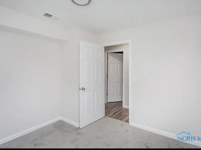 421 E Streicher St — Photo 9