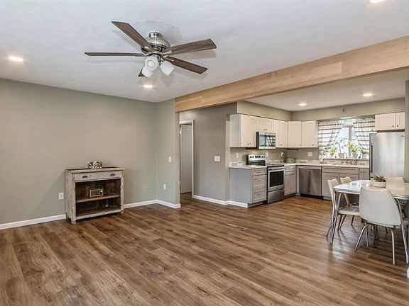 4th image of 605 W Maple St
