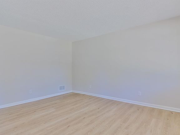4th image of 2129 Apple Valley Rd