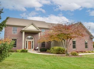 104 Trails Edge Ct, Hartland, WI 53029