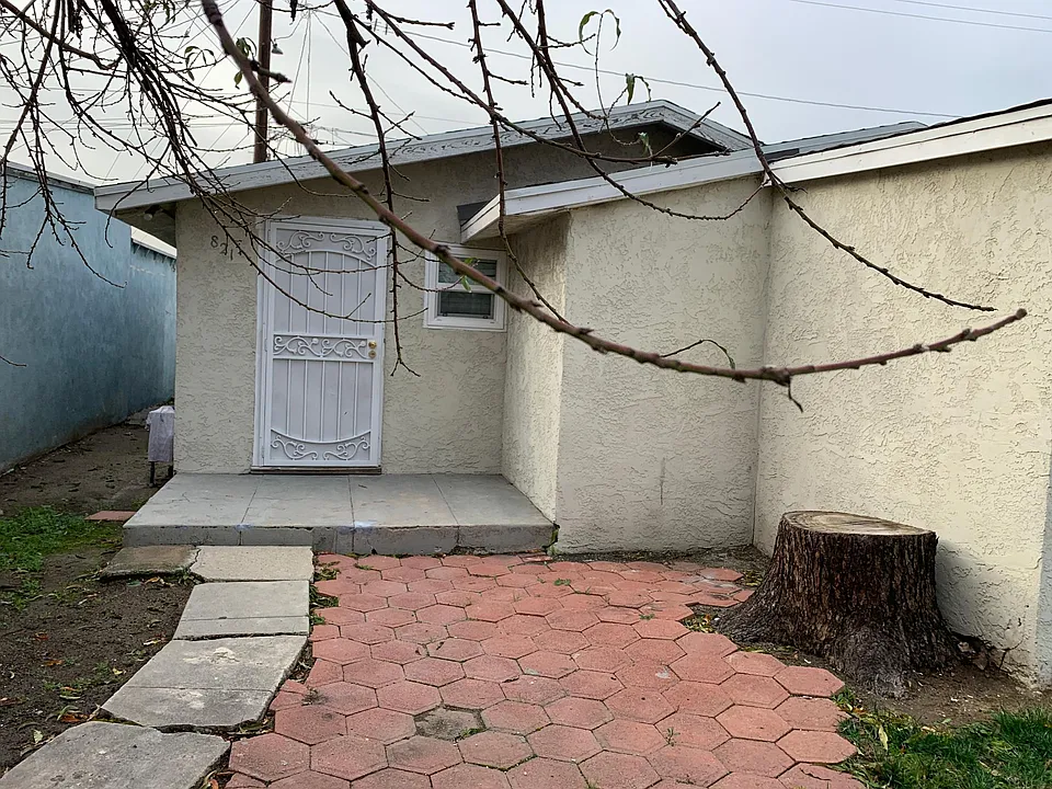 Private entrance with porch