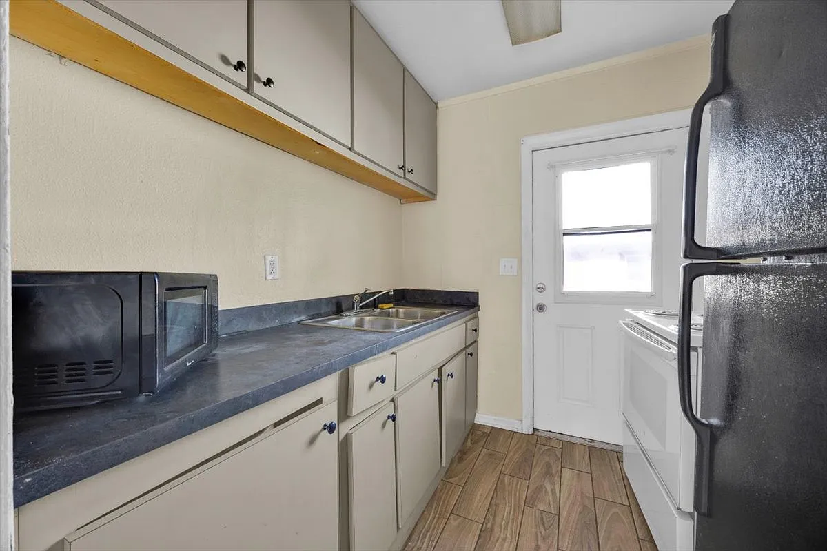 2 bed, 650 sqft, $1,300 — Photo 3