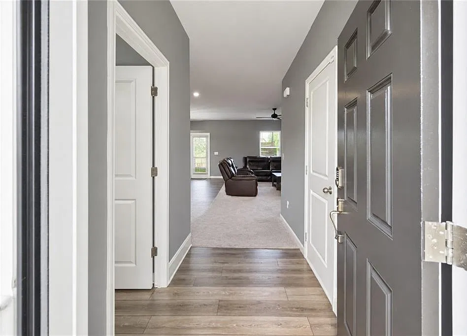 5 bed, 2.5 bath, 2313 sqft, $2,550 — Photo 2