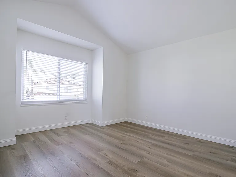 25035 Eaton Ln — Photo 20