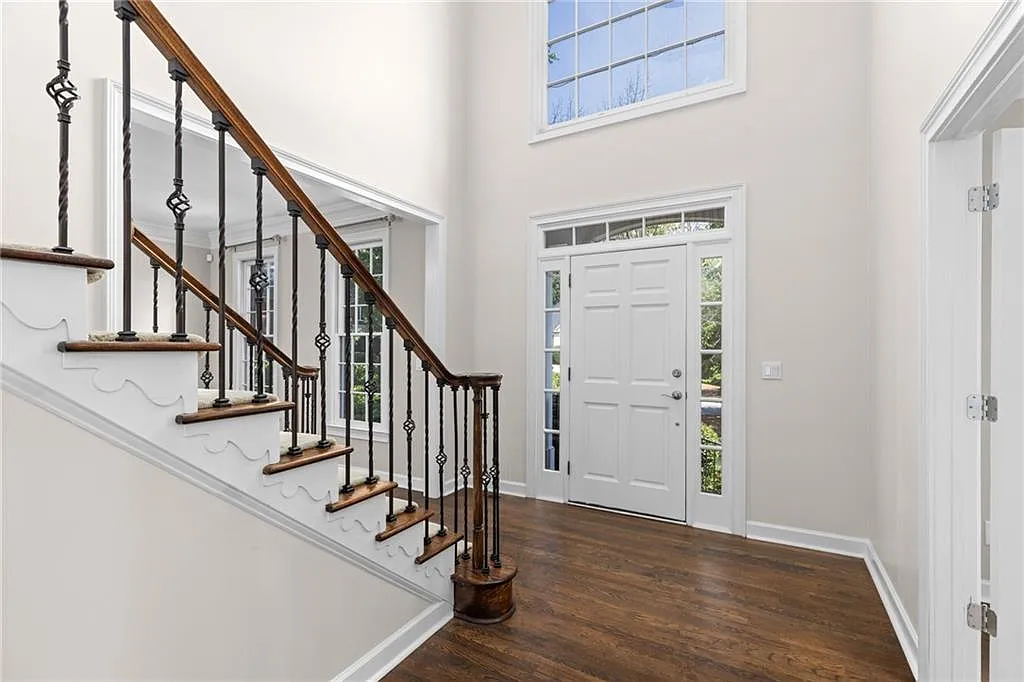 6 bed, 5.0 bath, 5145 sqft, $5,800 — Photo 4