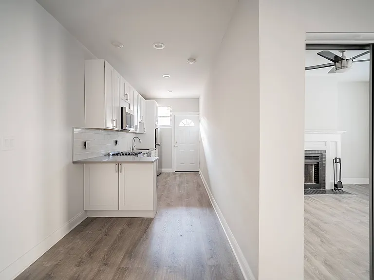 627-41 W Roscoe St — Photo 11