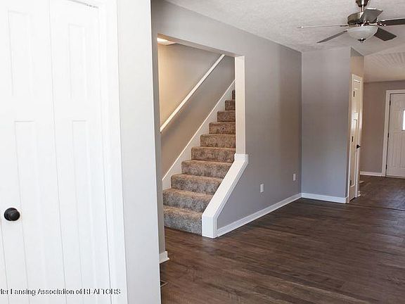 4th image of 422 Brackett St