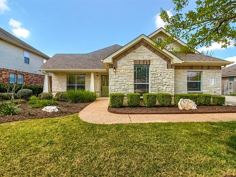 18720 Royal Pointe Dr — Photo 1