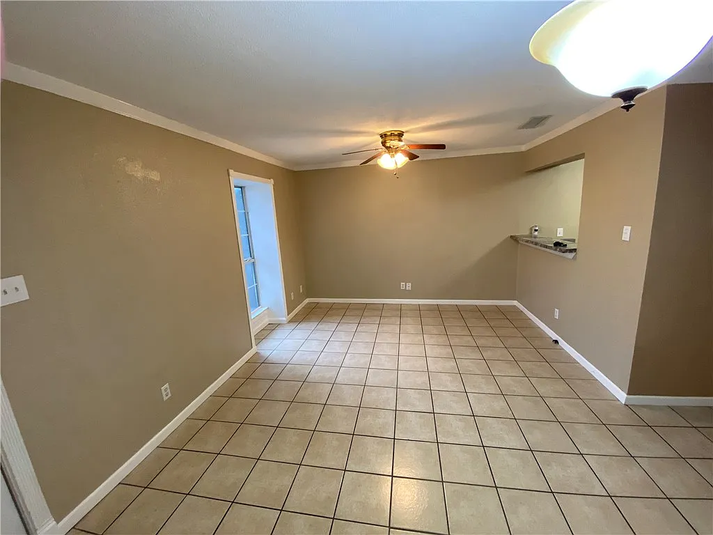 1 bed, 1.0 bath, 546 sqft, $975 — Photo 2