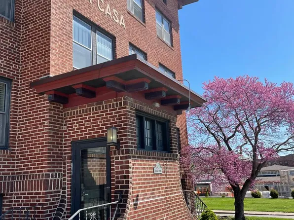 Alta Casa - A Modern Hideaway!, 3927 Ingersoll Ave APT 102, Des Moines, IA 50312