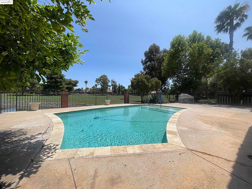 2nd image of 2139 Saint Andrews Ct