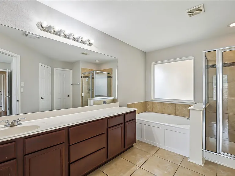 2615 Magnolia Fair Way — Photo 5