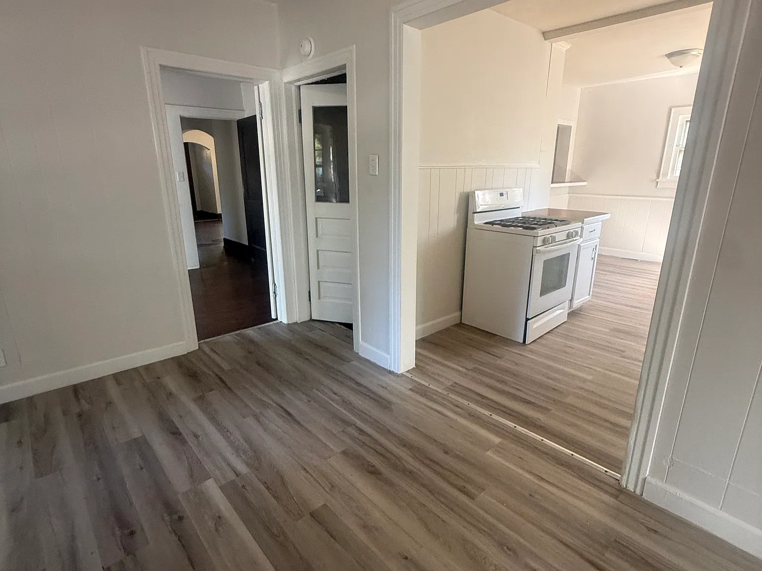 302 N Edwards Ave — Photo 4