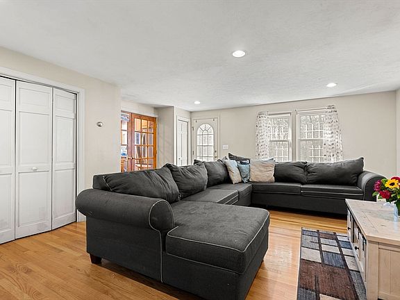 3rd image of 143 Cranberry Rd