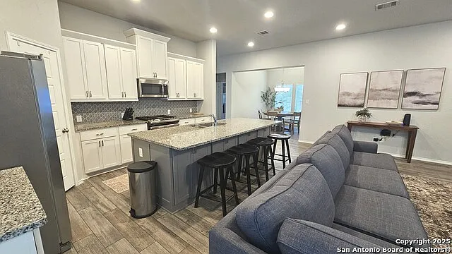 3 bed, 2.0 bath, 2026 sqft, $4,300 — Photo 2