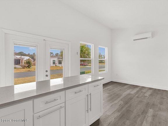 5th image of 210 Flamingo Dr