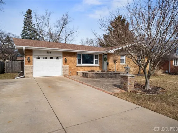 319 W State St, North Aurora, IL 60542